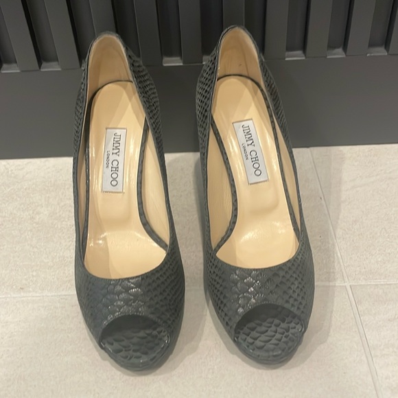 Jimmy Choo peep toe pumps. Snake embossed supple leather, wearable heel height - Picture 2 of 5